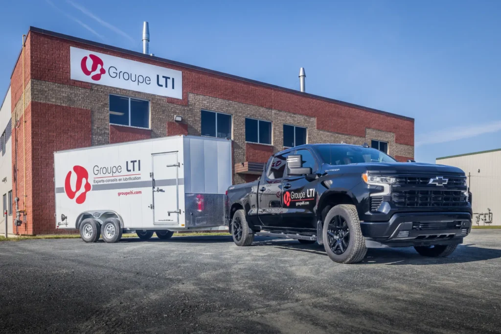 Camion de service industriel utilisé pour la maintenance et la lubrification d’équipements lourds.