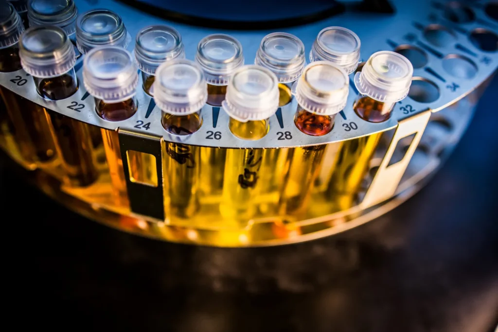 Échantillon d’huile industrielle analysé en laboratoire pour la maintenance prédictive.