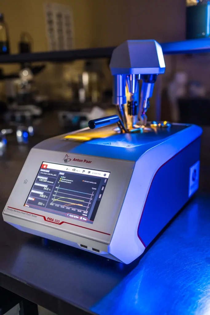 Flacons d’échantillons d’huile thermique analysés en laboratoire.