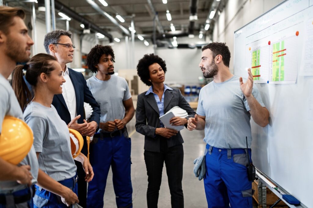 Formateur présentant une stratégie de lubrification à une équipe en entreprise.