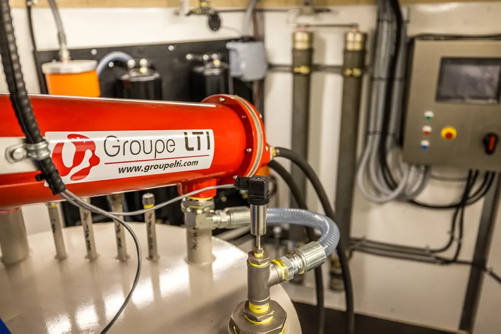Système mobile de filtration d’huile thermique en intervention sur site.